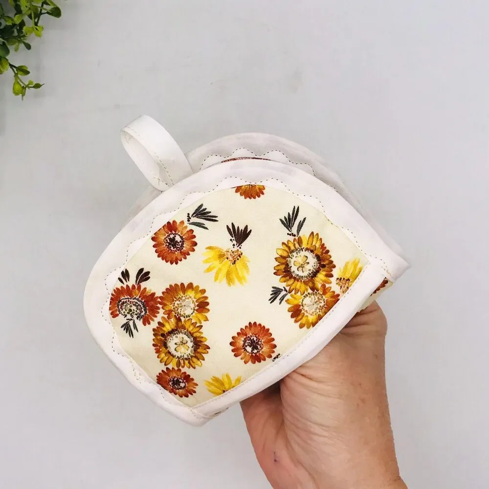 Set of 2 Finger Hotpad Potholders Neutral Strawflowers, 2 Piece Baking Set